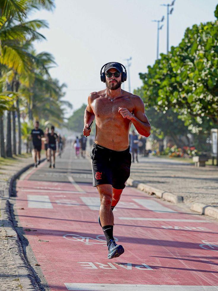 Corredor durante treino ao ar livre em uma orla arborizada