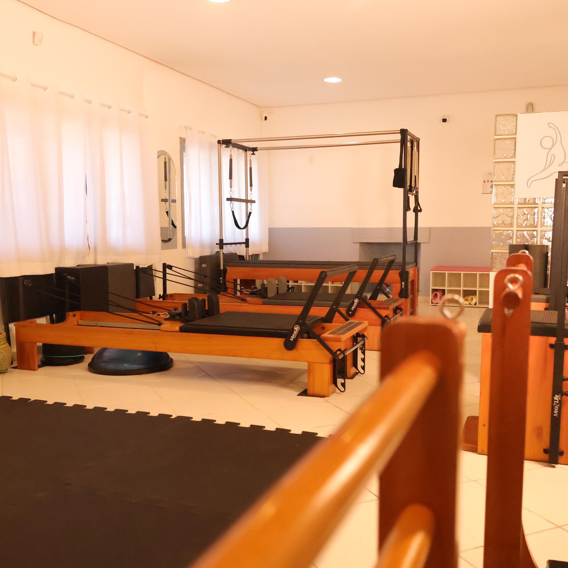 Ambiente amplo e iluminado do estúdio de Pilates