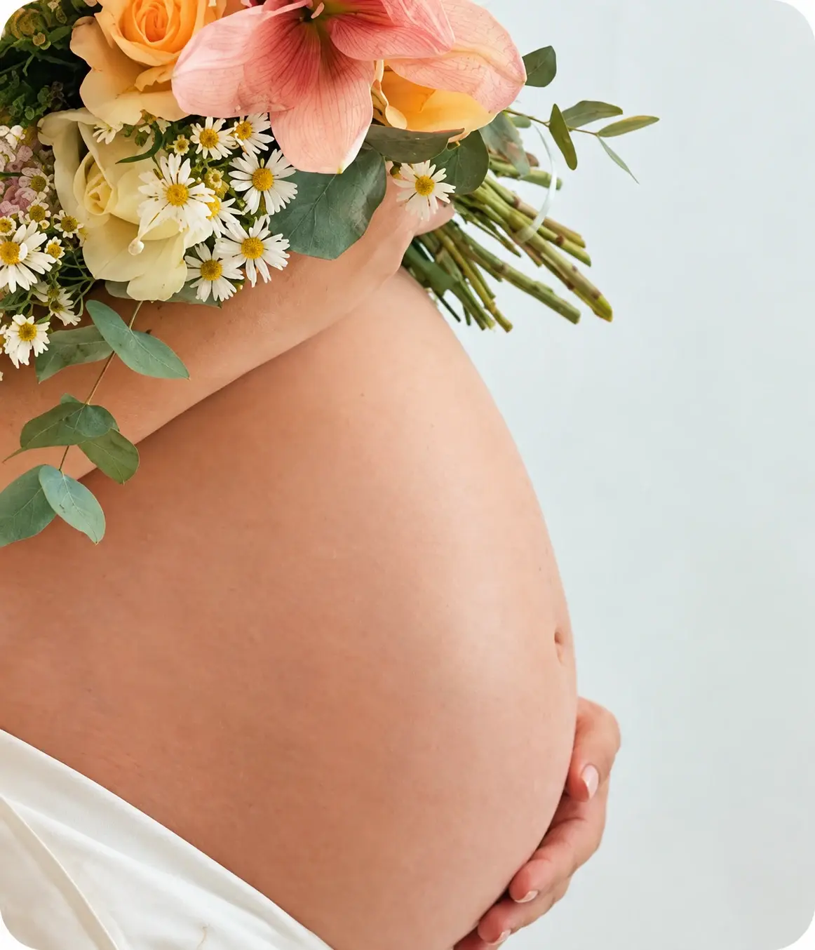 Imagem ilustrativa de uma gestante com um buquê de flores junto à barriga